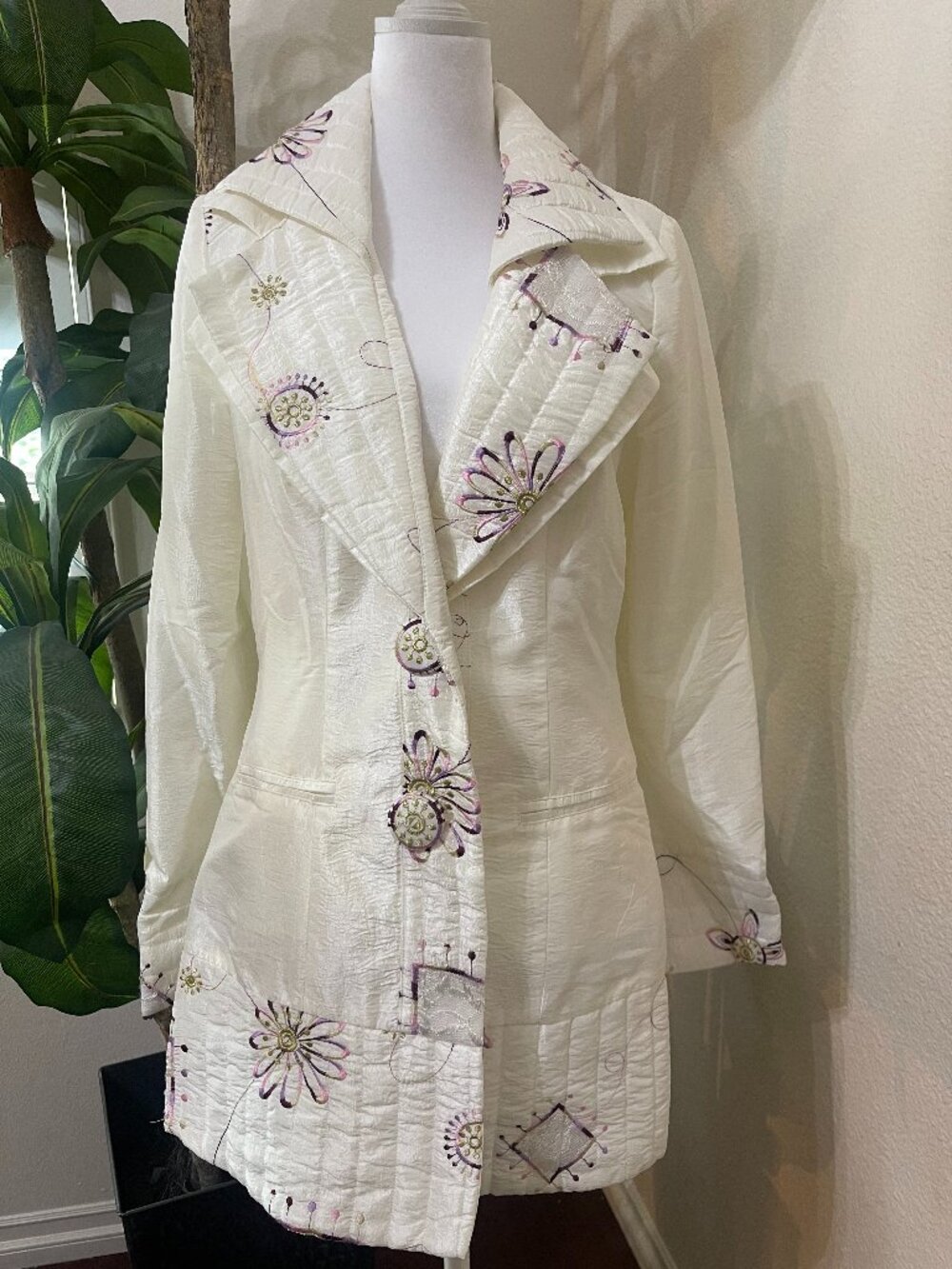 Design Today’s NWT White Crinkled Nylon Embroidered Art to Wear Coat M